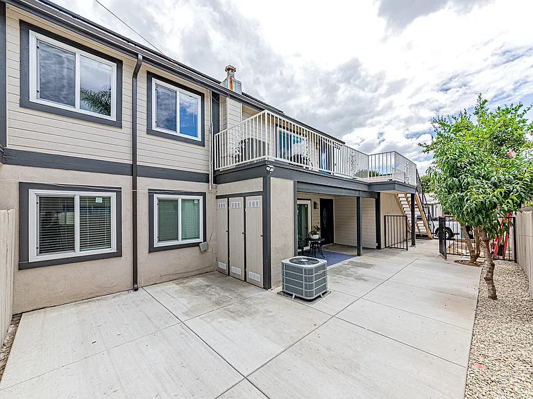 2400 W Commonwealth Ave #B — Photo 3