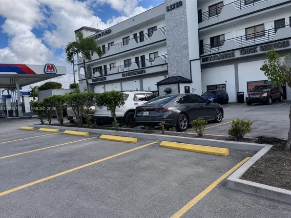 11710 NW South River Dr APT 204, Miami, FL 33178