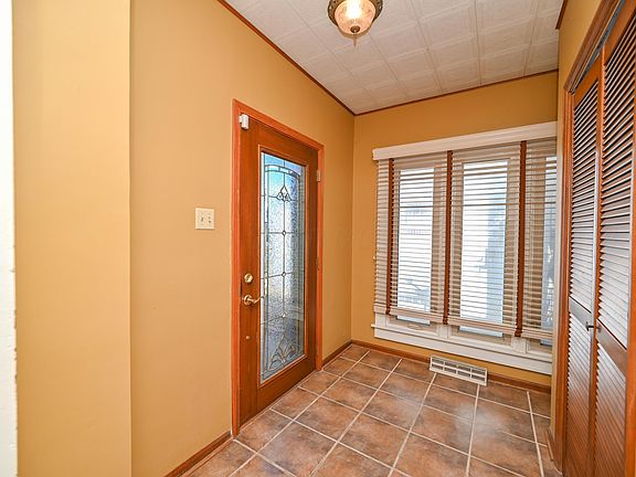 4th image of 556 S Vine St