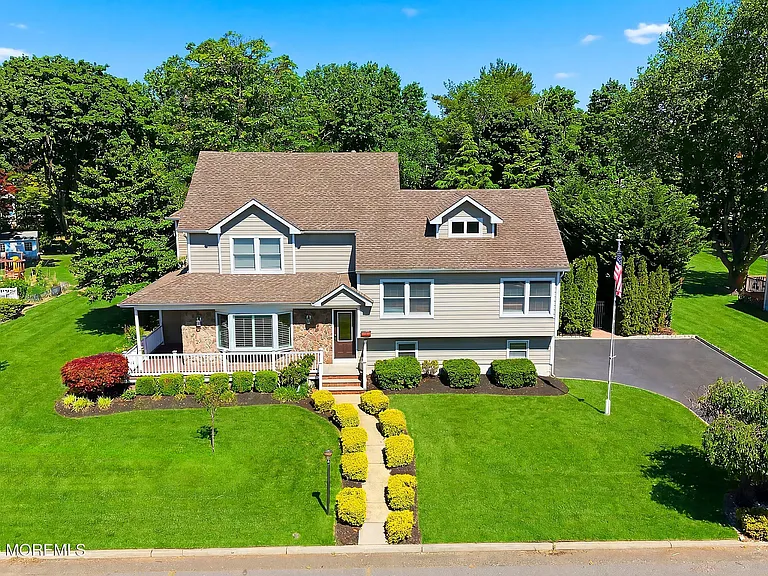 39 Hilltop Rd — Photo 3