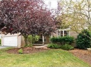 650 Willow Dr, Carol Stream, IL 60188