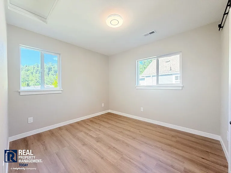 307 Bridge St SE — Photo 16