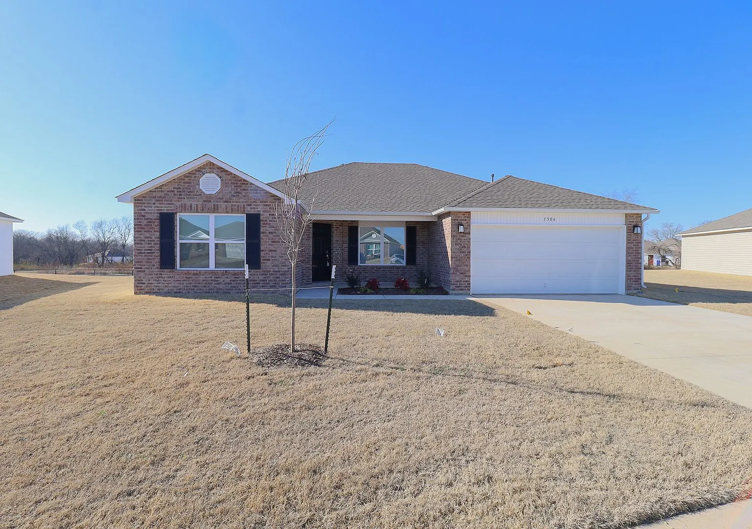 4 Bed | 2 Bath in Broken Arrow! — Photo 2