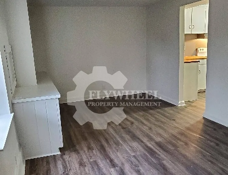 910 S Crest Rd #B — Photo 5