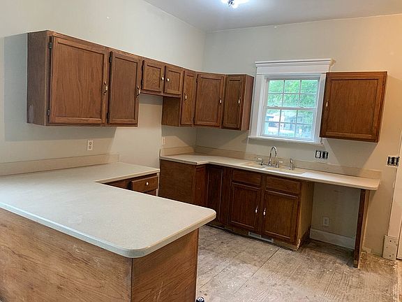 5th image of 652 S 10th St