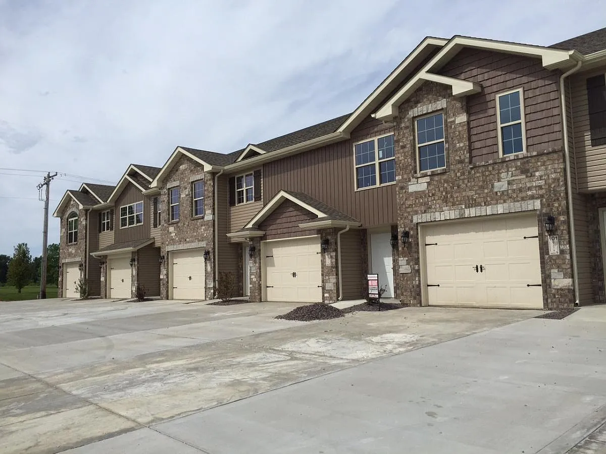 3 bed, 2.5 bath, 1600 sqft, $1,695 — Photo 1
