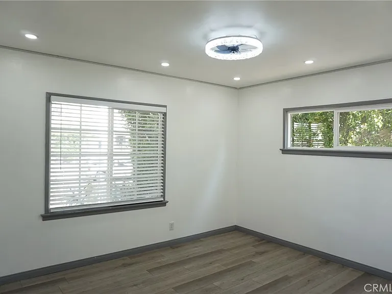 5540 Balboa Blvd — Photo 21