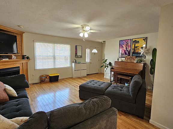 2nd image of 270 Donna Ave