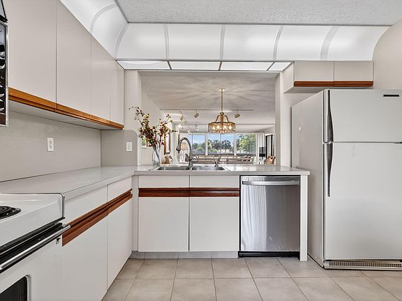 3rd image of 5561 Fairway Park Drive #203