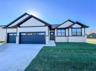 3012 Crest View Cir, Norwalk, IA 50211