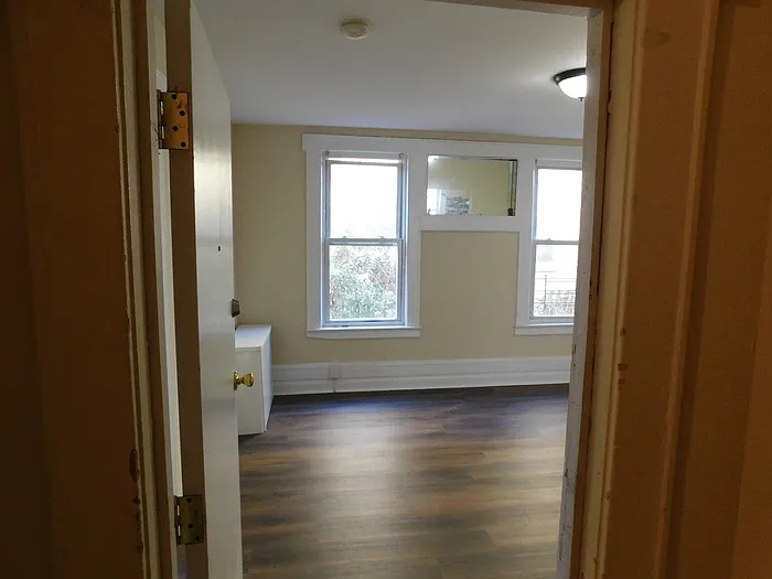 3 bed, 1.0 bath, 11150 sqft, $1,800 — Photo 4
