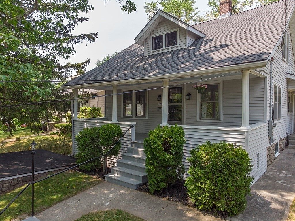 124 Clover St, Worcester, MA 01603 Zillow