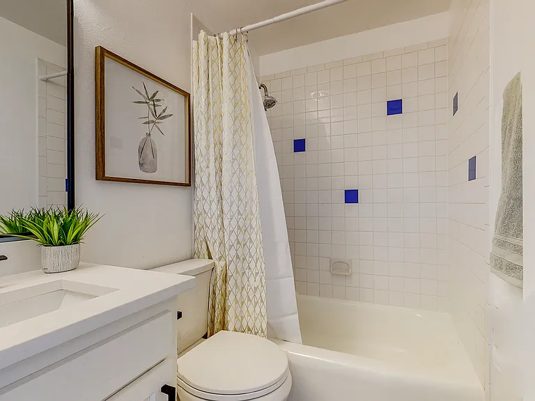 Remodeled / Fully Loaded / Furnished 2 Bed / 2 Bath in Uptown — Photo 16