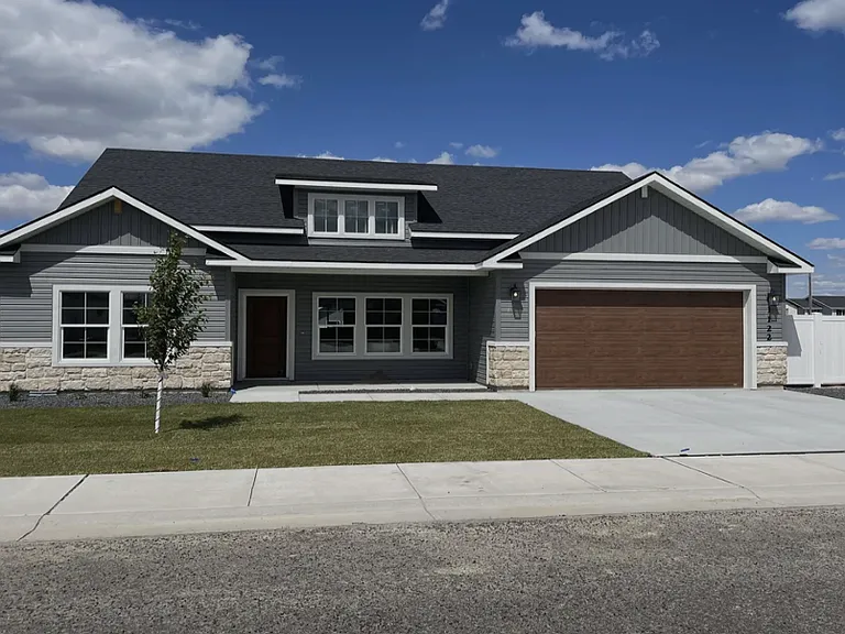 1122 Crestview Dr — Photo 2
