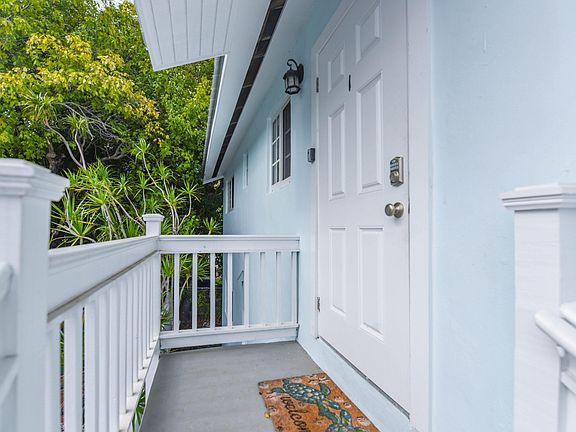 4th image of 712 Galveston Ln #1