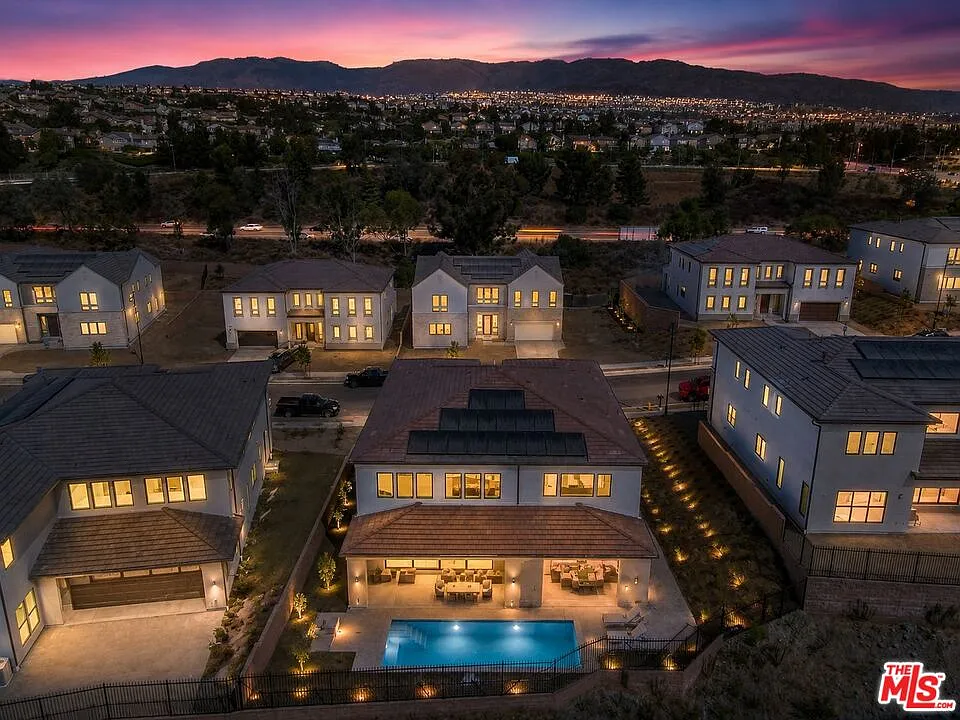5 bed, 4.5 bath, 4709 sqft, $8,500 — Photo 3
