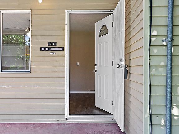 4th image of 844 S Hinkley Ave