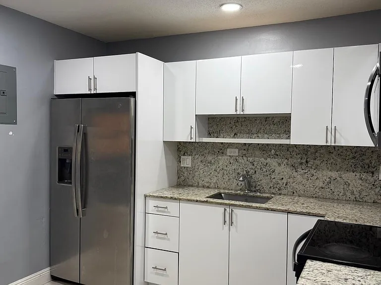 500 SW 27th Ter #3 — Photo 2