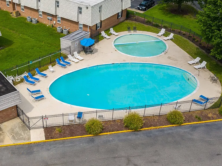 Newport Lake Apartments — Photo 22