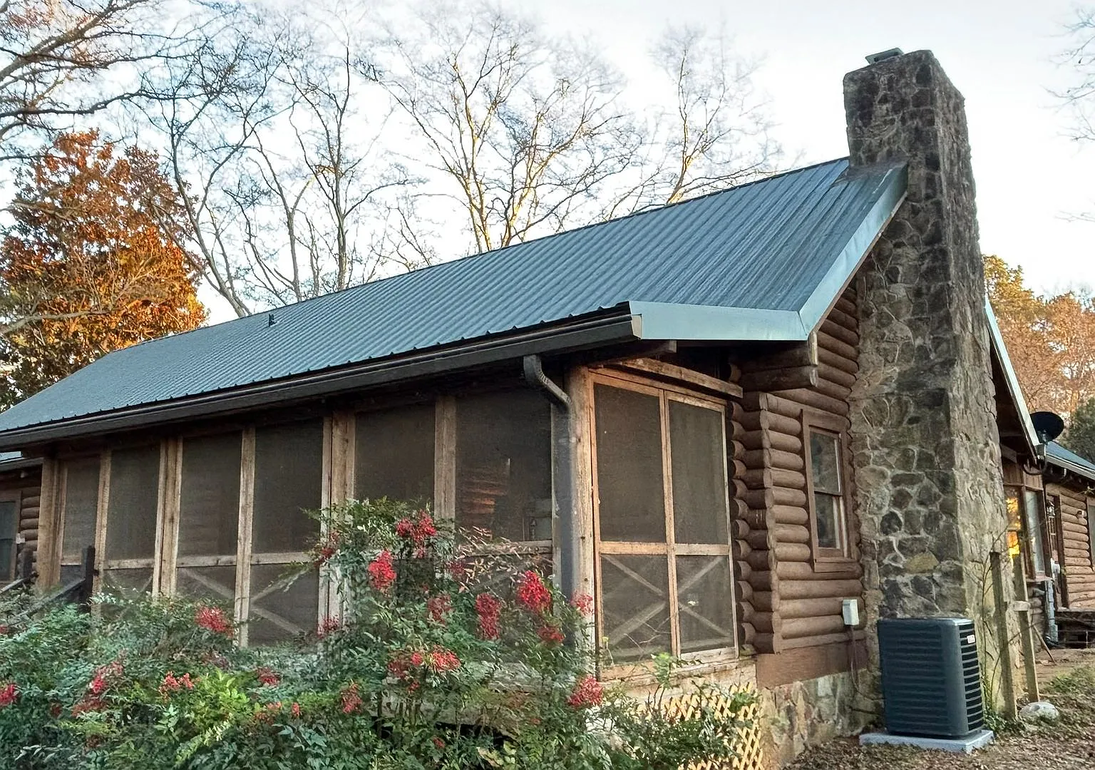 Log Cabin in Oconee on a 1.357 acre neighborhood wooded lot! — Photo 2