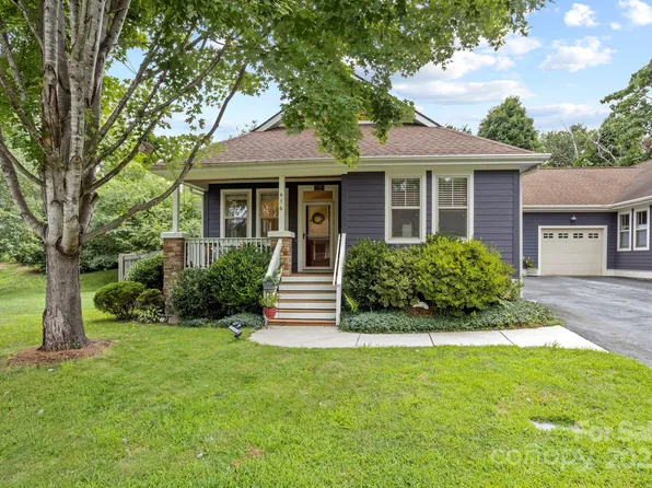 476 Village Greenway, Flat Rock, NC 28731