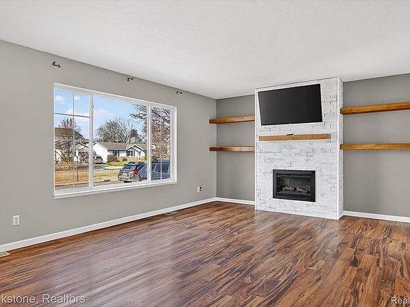 4th image of 116 Maple Blvd