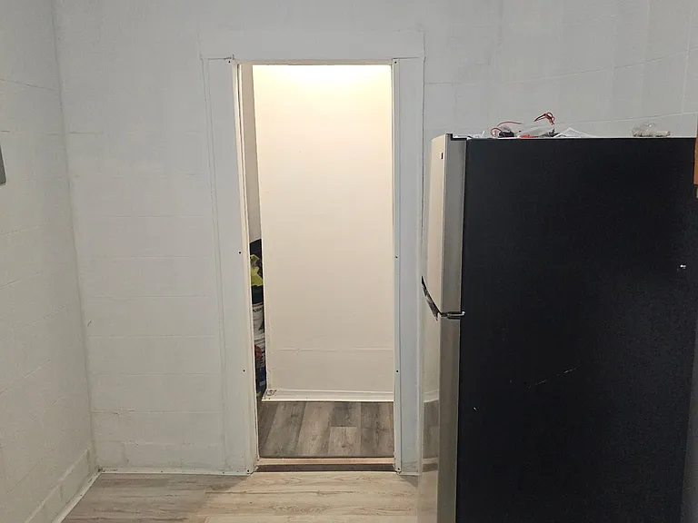 916 Bryant Ave — Photo 2