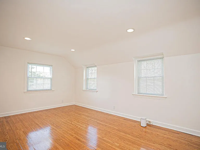 526 Williams Rd — Photo 16