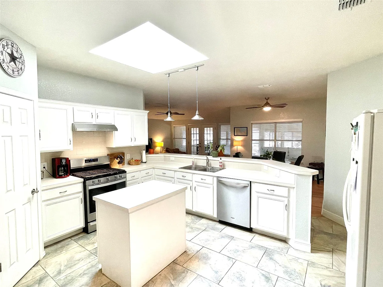 4 bed, 2.0 bath, 2044 sqft, $3,250 — Photo 4