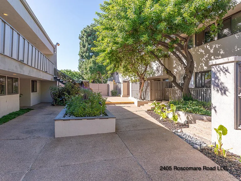 The Roscomare Apartments — Photo 13