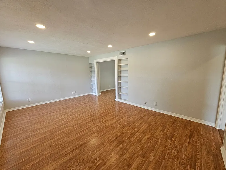 2023 E Illinois Ave — Photo 8