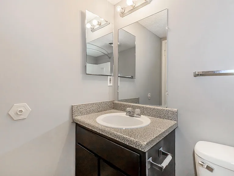 Hickory View Apartments — Photo 10