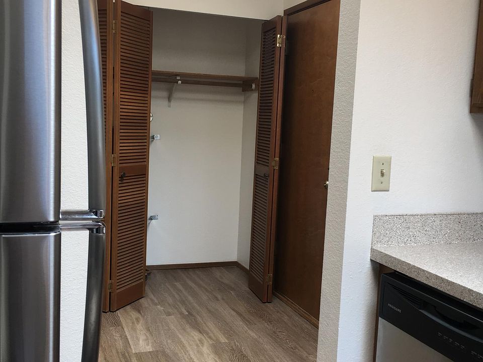 Large entry with skylight and closet
