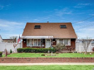 2357 Volante Pl, Westbury, NY 11590