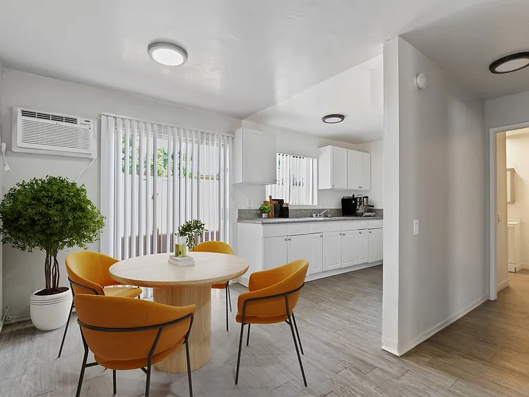 Carlyle Court Apartment Homes — Photo 2