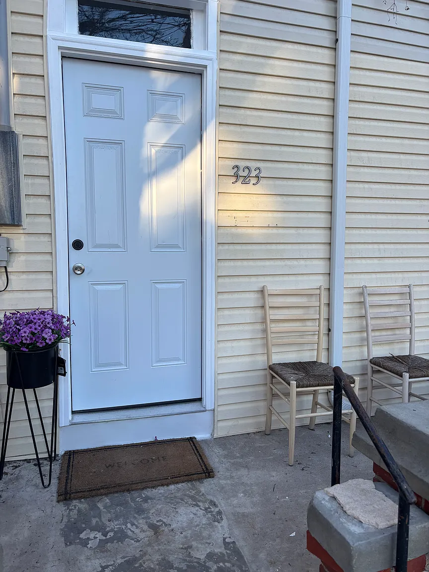 325 S Queen St APT 1 photo 1