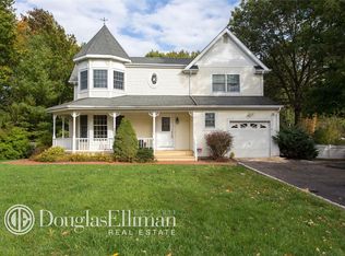 1 Sergent Ct, Saint James, NY 11780