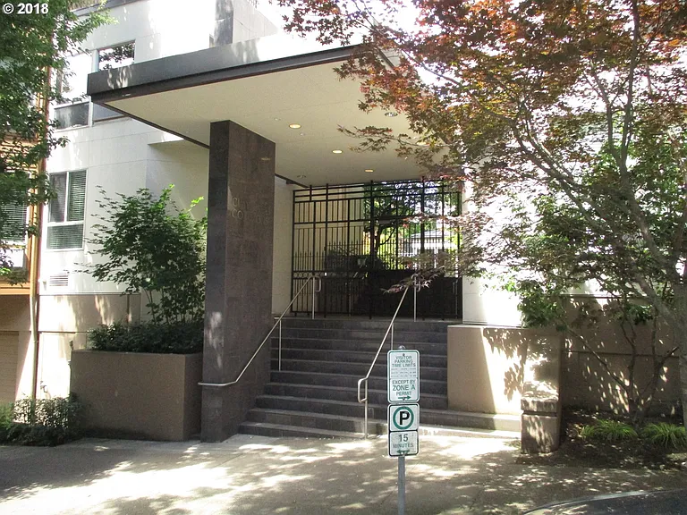 1545 SW Clay St #325 — Photo 3