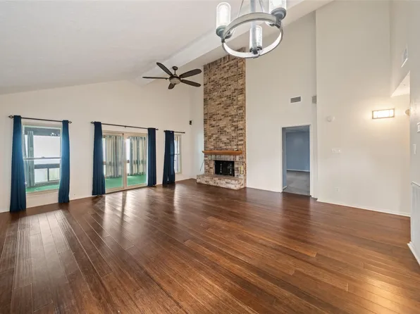 416 Rolling Hills Dr, Conroe, TX 77304