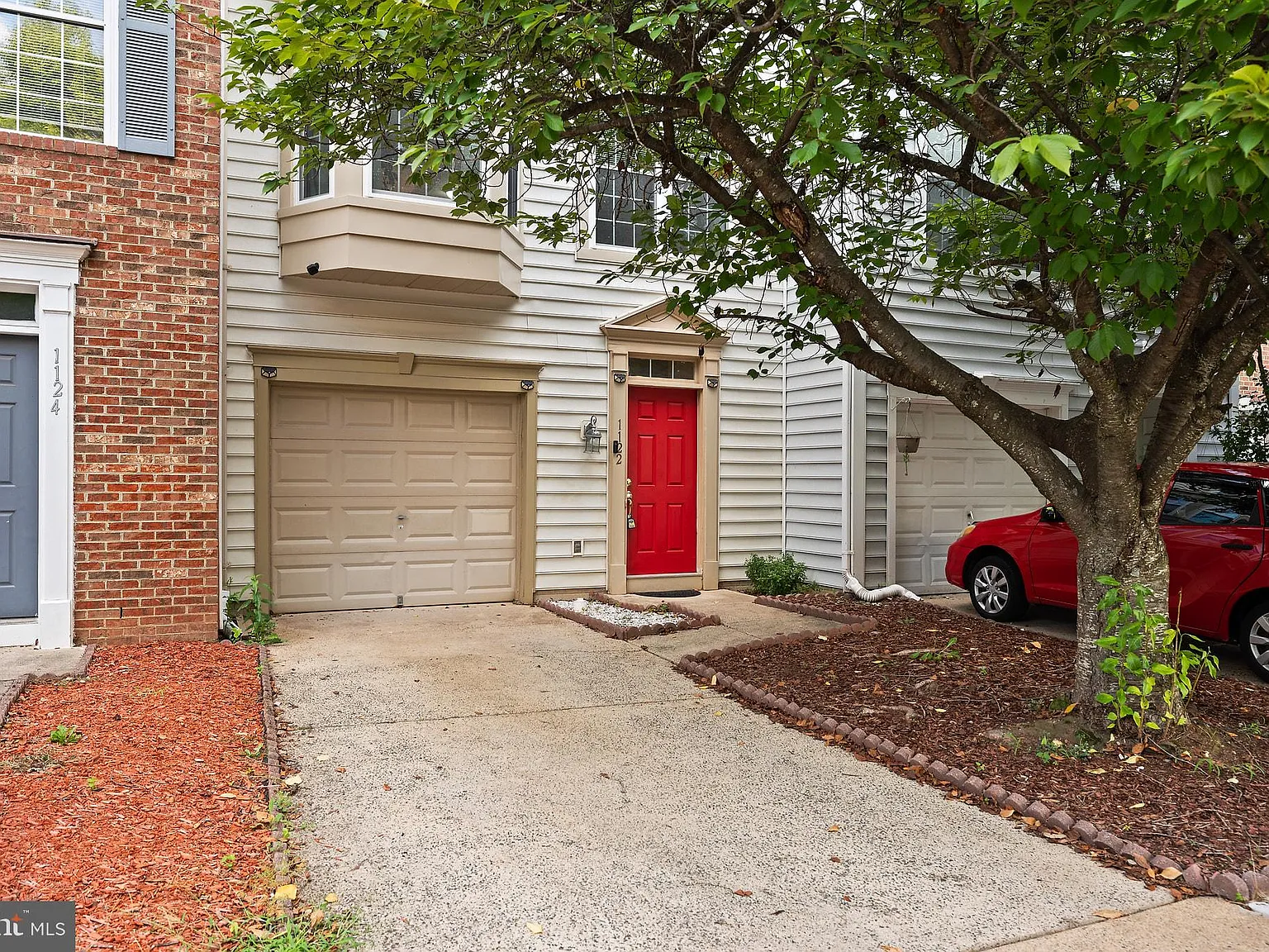 3 bed, 4.0 bath, 1454 sqft, $3,200 — Photo 3