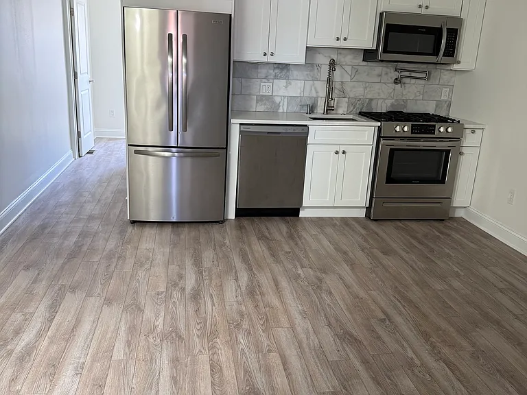 702 Sigel St — Photo 5