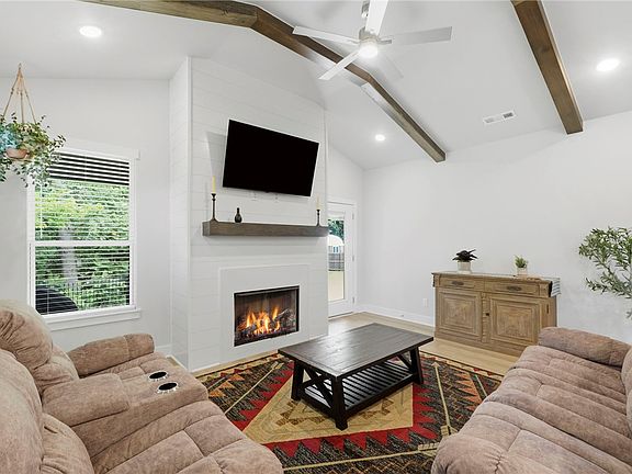 4th image of 3802 SW Pinecrest Dr