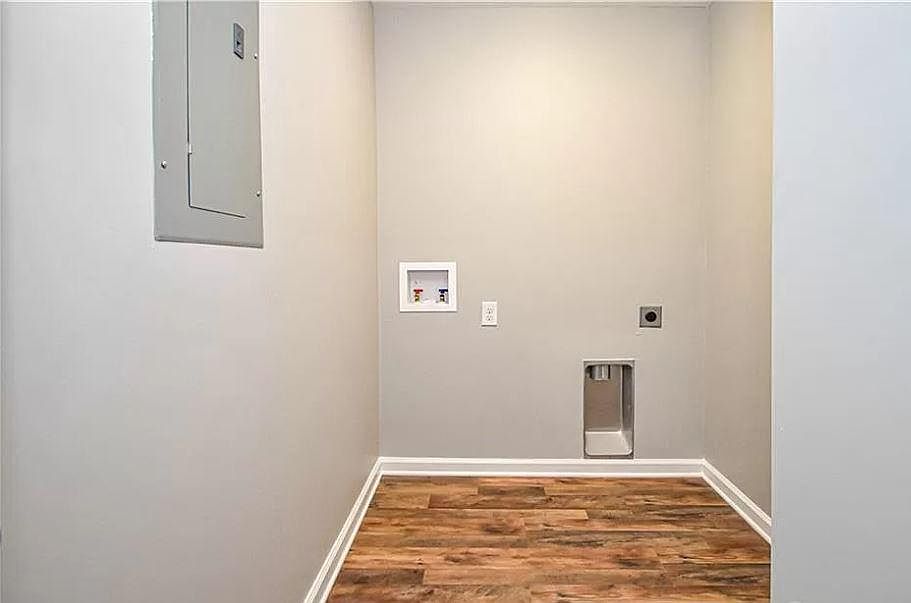 1st image of 3016 Fallswood Dr