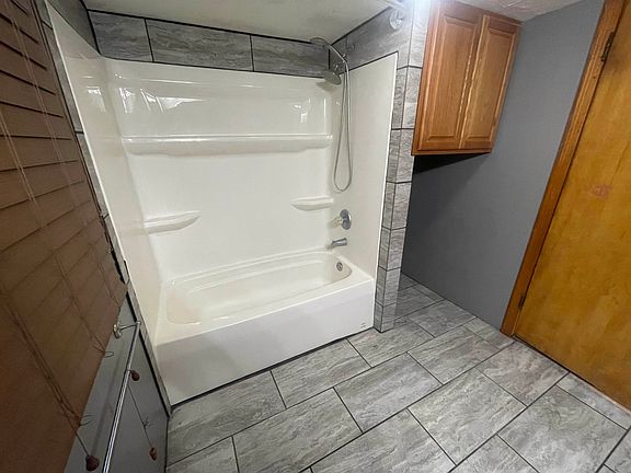 5th image of 622 N Lincoln St