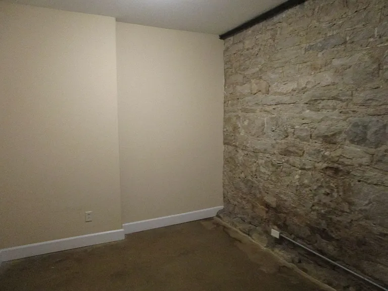 810 E Broadway — Photo 21