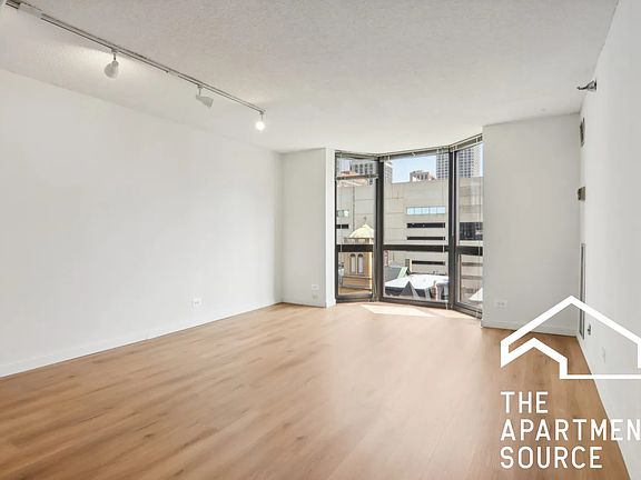 2nd image of 1030 N La Salle Dr #903