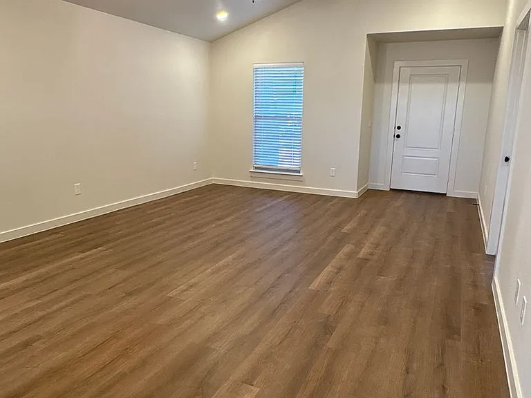 2162 Langford Ave — Photo 4