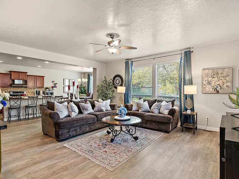 663 W Archerfield St — Photo 3
