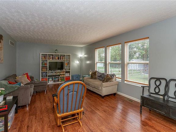 3rd image of 28 Hoosier Heights Dr