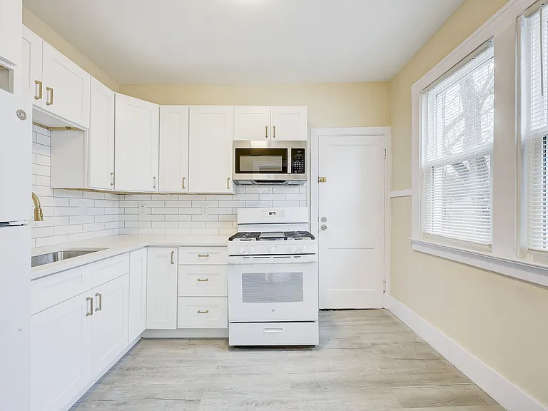 338 E Webster Ave — Photo 24
